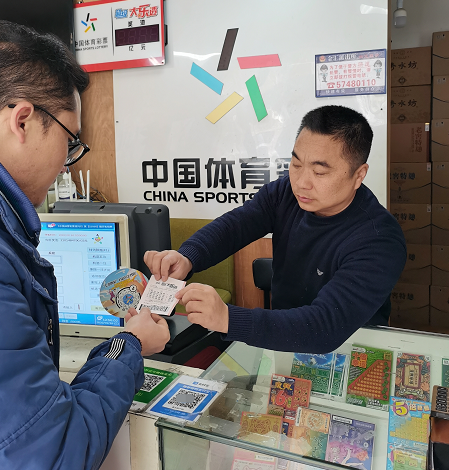 在轻松的氛 在轻松的氛